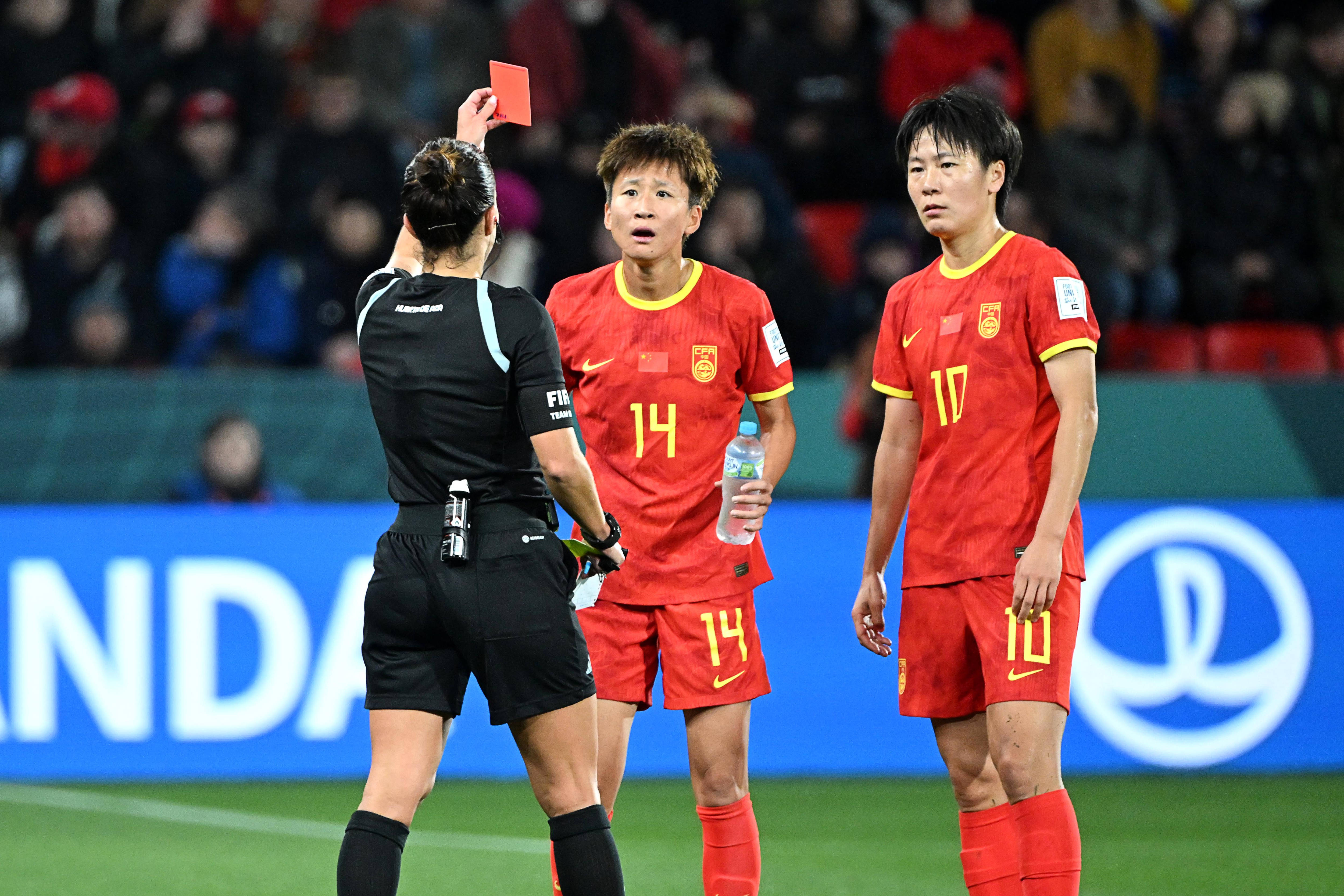 包含中国女足球员斩获激动人心的胜利，赛场上充满激情的词条